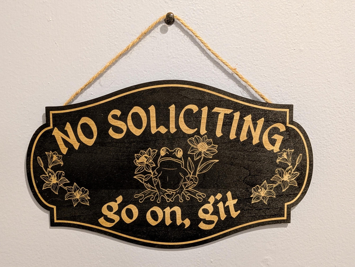 No Soliciting, Go On Git Sign - Sarcastic Wooden Door Sign, Frog Engraved Wall Hanging, Rustic Witchy Home Decor